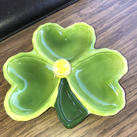 Green Clover has 3 sections and $ in center - Picture 2 of 8